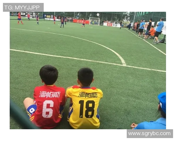 布里斯班与纽喷射的激烈对决展现足球魅力与团队精神