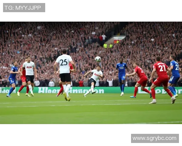 马丁内斯：从足球场上的明星到生活中的传奇人物之路