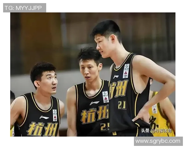 广东男篮与四川男篮激战正酣谁能在这场对决中笑到最后